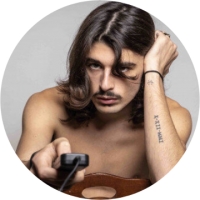 GENNAIO 2023: “SCAPPERÒ” il nuovo singolo del cantautore salentino che con la sua chitarra gira le strade d&#039;Italia emozionando i passanti 
